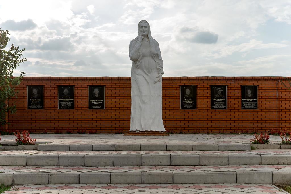 Фото №1201. Памятник Женщине-матери. Апастово. 2014 