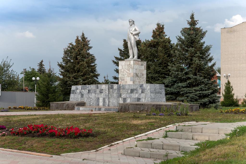 Фото №1213. Памятник В.И.Ленину. Апастово. 2014