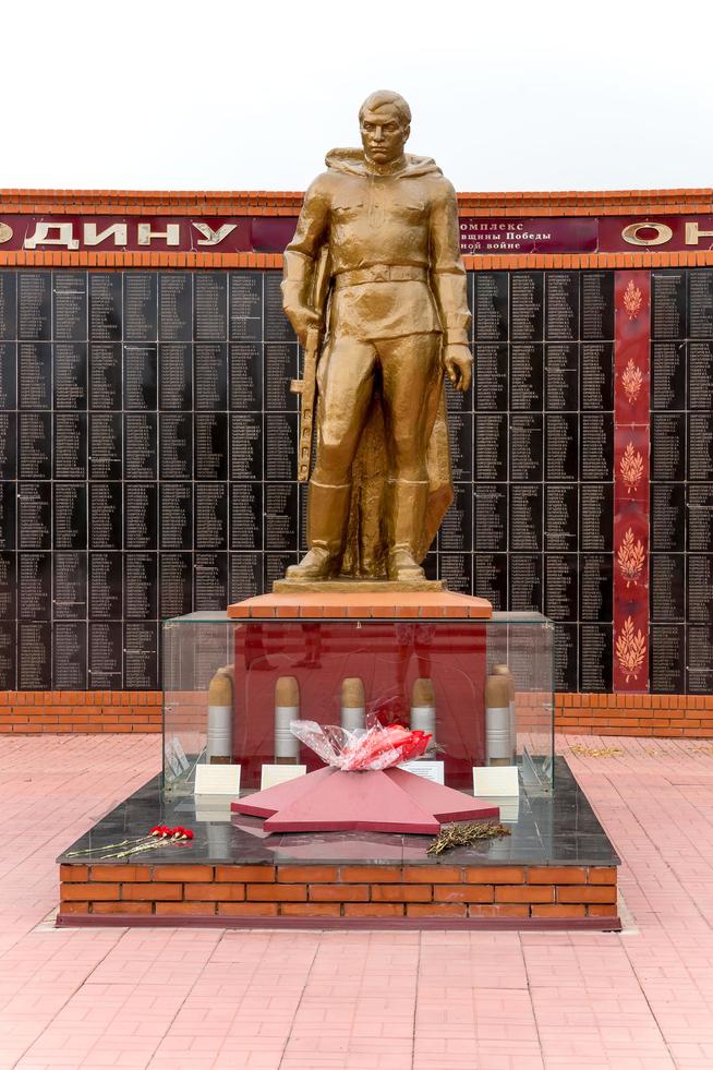 Фото №1241. Статуя защитника Отечества Мемориального комплекса. Апастово. 2014