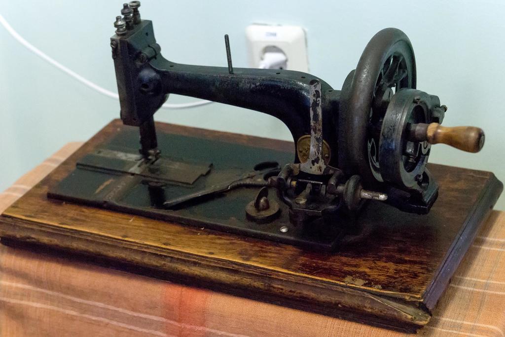 Фото №1004. Машина швейная «Zinger». 1894. Металл, дерево