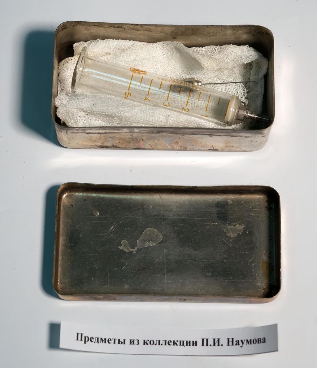 Фото №240. Коробка с медицинскими инструментами. СССР. 1940-е. Металл 