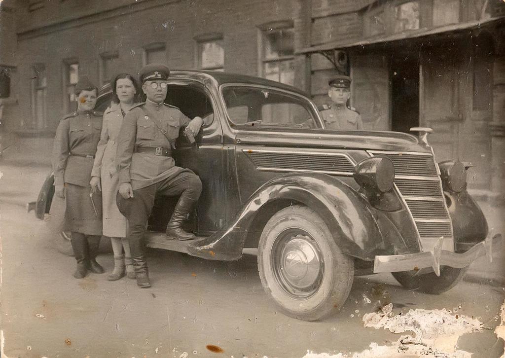 Фото №35187. Фото. Б.Юсупов с боевыми друзьями от 22.08.1943г.