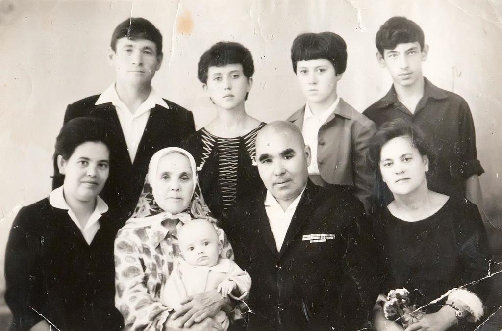 Фото №35271. Фото, Б.Юсупов среди родных г.Альметьевск от 04.07.1968г.