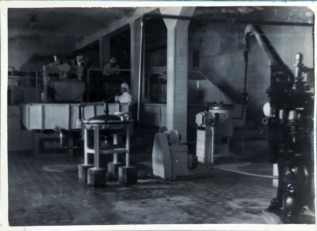Фото №9795. Фото из альбома «Алексеевский молочно-консервный завод 1934-1951 гг.».  Цех завода
