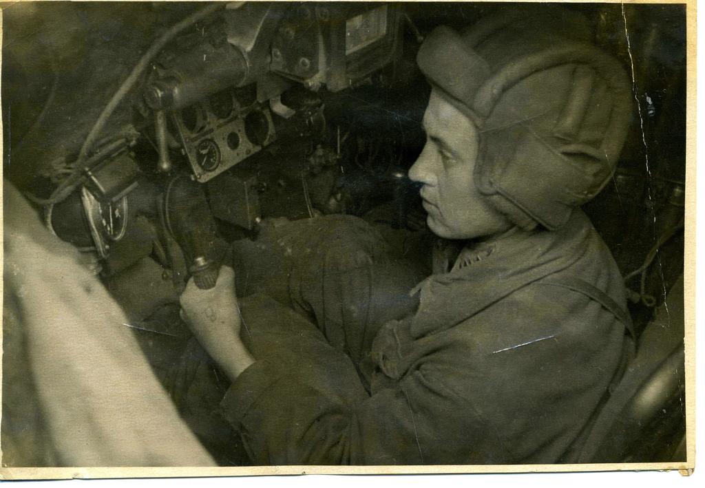 Фото №86105. НМРТ В-6376    Фотография Герой Советского Союза В  Григорьев в танке_1