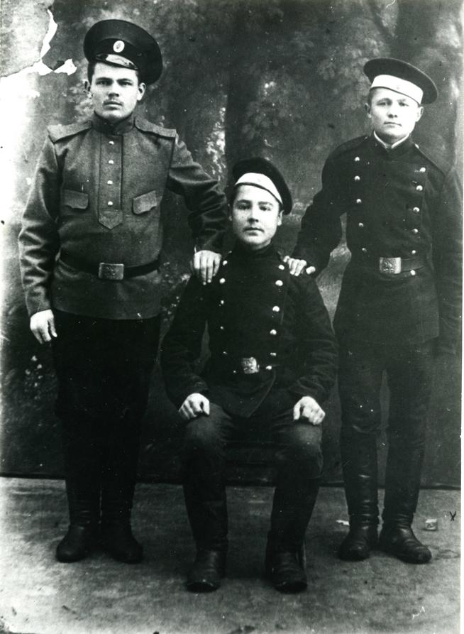 Фото. Гасимов Ф.Г.(слева).1915-17-е::Работники музея участники Великой Отечественной войны g2id88474