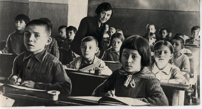 Учащиеся 2 класса школы № 51 Сталинского района на занятиях. Казань. 1941::Фотографии для статей g2id89425