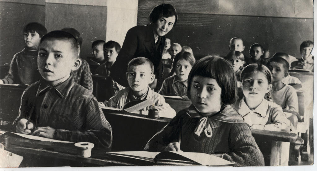 Фото №89425. Учащиеся 2 класса школы № 51 Сталинского района на занятиях. Казань. 1941
