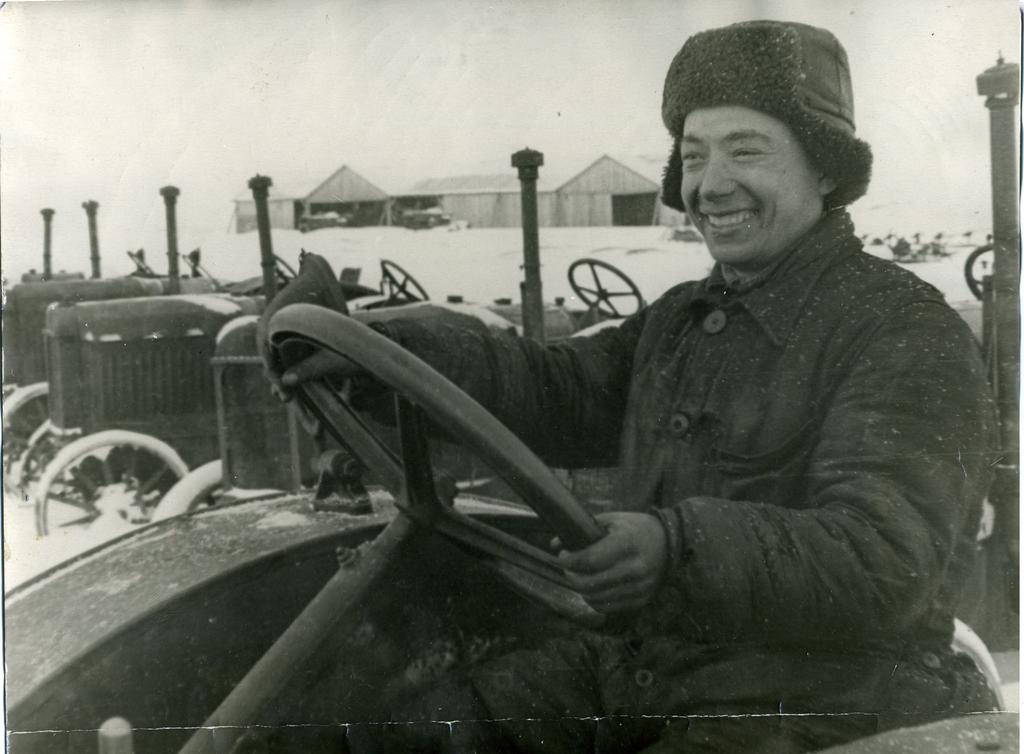 Фото №89505. Г.Каримуллин - тракторист Арской  МТС. ТАССР. 1942