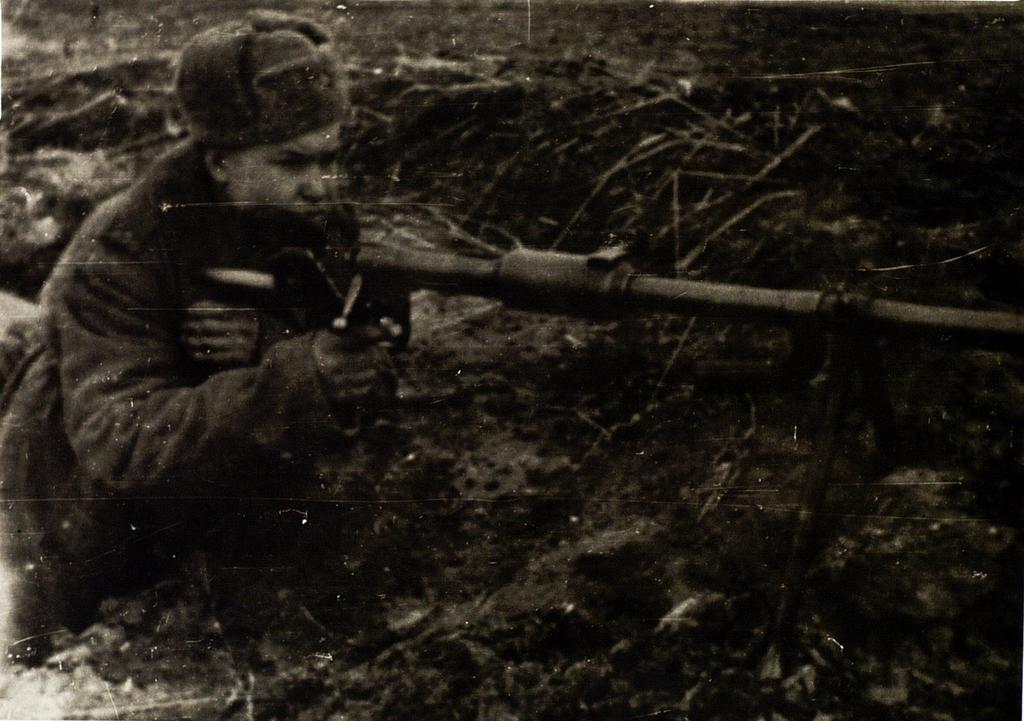 Фото №91796. Фото. На позиции. Герой Советского Союза С.А.Ахтямов. Восточная Пруссия. 1944 