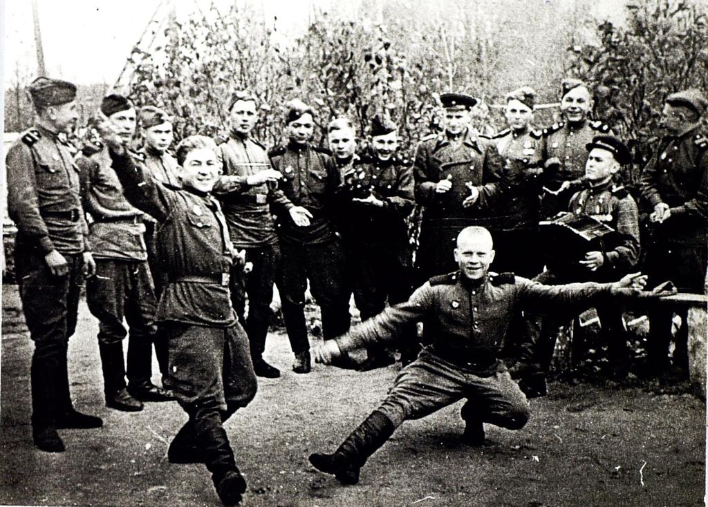 Фото №91801. Фото. Герой Советского Союза С.А. Ахтямов (с гармонью) с однополчанами во время  празднования дня Победы. Май 1945