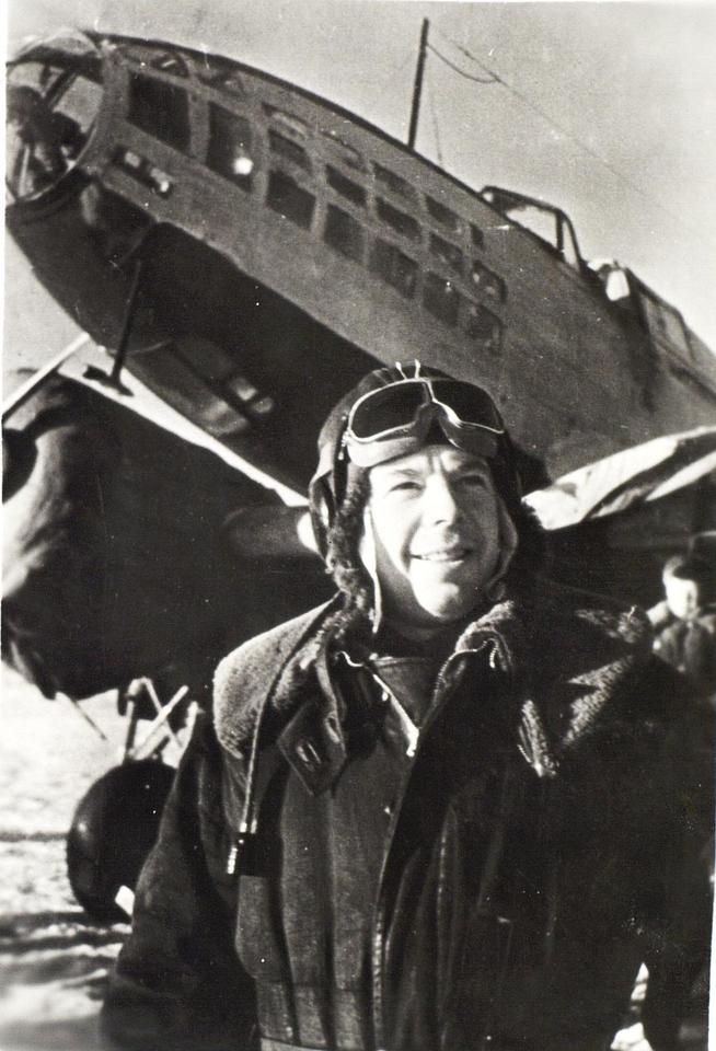 Фото №91842. Фото. Герой Советского Союза М.В.Симонов у самолета. 1943