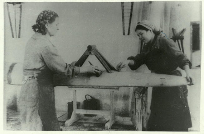 Фото. В цехе завода № 387. 1943::Национальный архив Республики Татарстан g2id92974