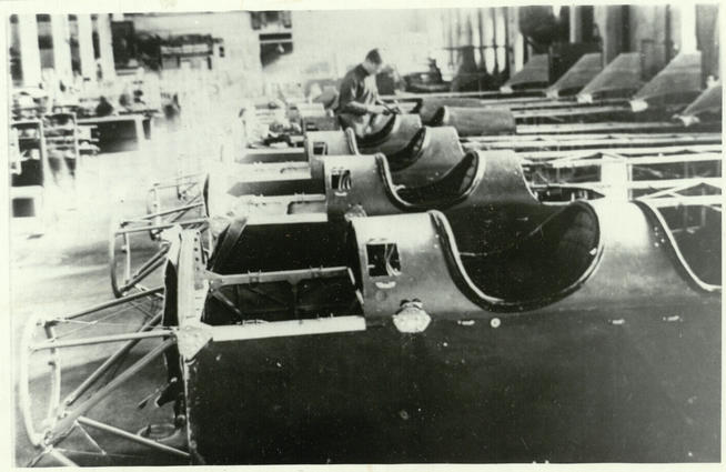 Фото. В сборочном цехе фюзеляжей для самолетов ПО-2 на заводе №387. 1943::Национальный архив Республики Татарстан g2id92979